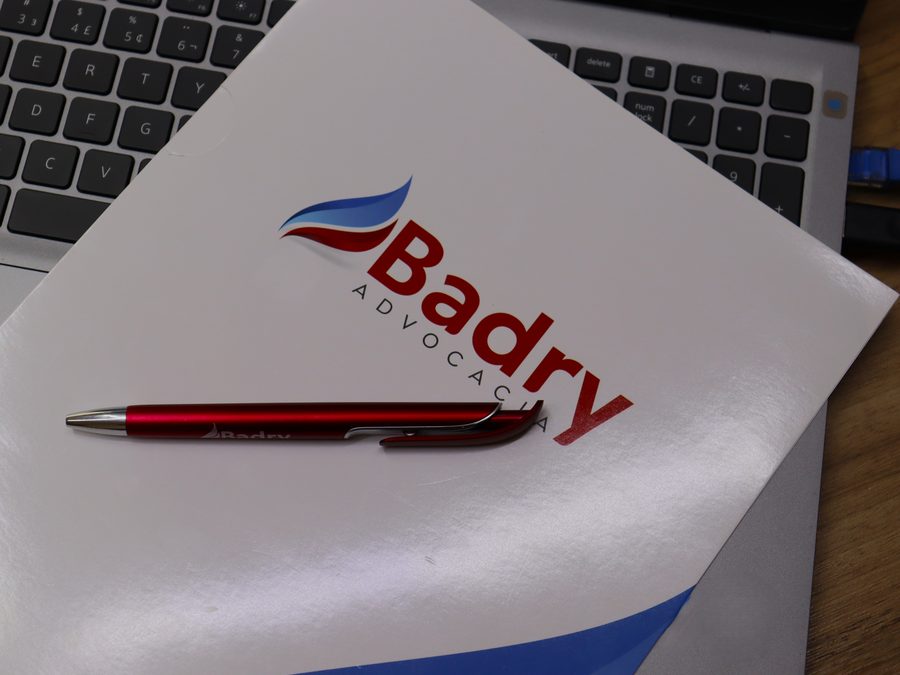 Escritório da Badry Advocacia — pasta institucional e notebook