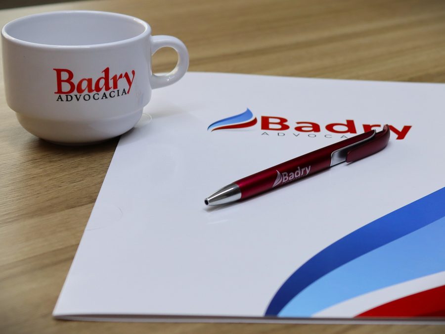 Escritório da Badry Advocacia — caneca e pasta institucional