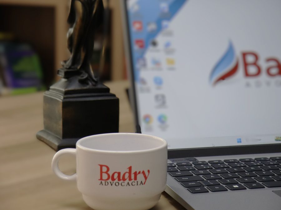 Escritório da Badry Advocacia — estatueta da Justiça e notebook