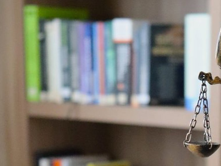 Escritório da Badry Advocacia — estante de livros jurídicos